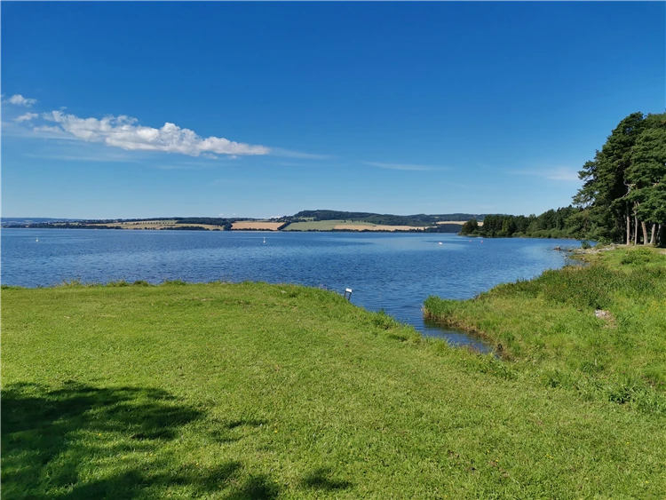 Výhled na norský fjord s odraženými vrcholky hor ve vodě | Ztraceni mezi fjordy – okruh Skandinávií