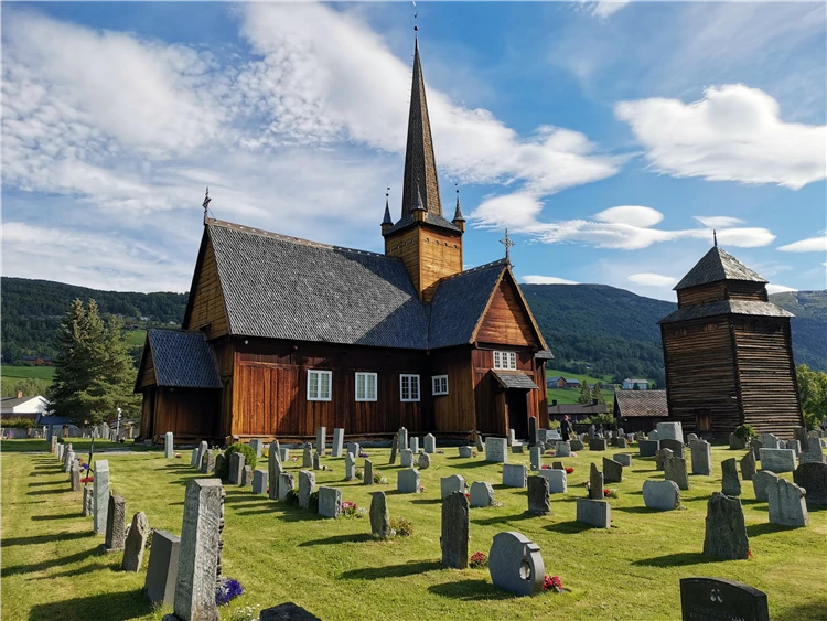 Norská krajina s horami a fjordem za slunečného dne | Ztraceni mezi fjordy – okruh Skandinávií