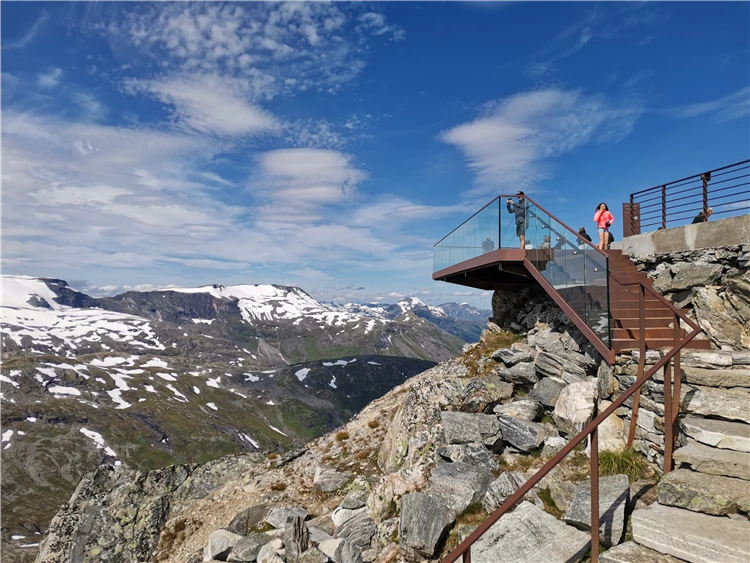 Panoramatický pohled na norský fjord z vyhlídkového bodu | Ztraceni mezi fjordy – okruh Skandinávií