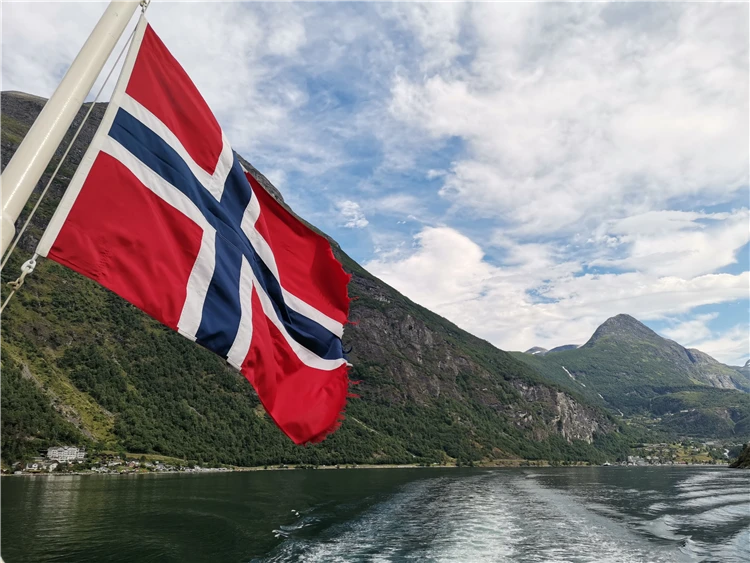 Odpolední výhled na fjord s norskými horami v pozadí | Ztraceni mezi fjordy – okruh Skandinávií