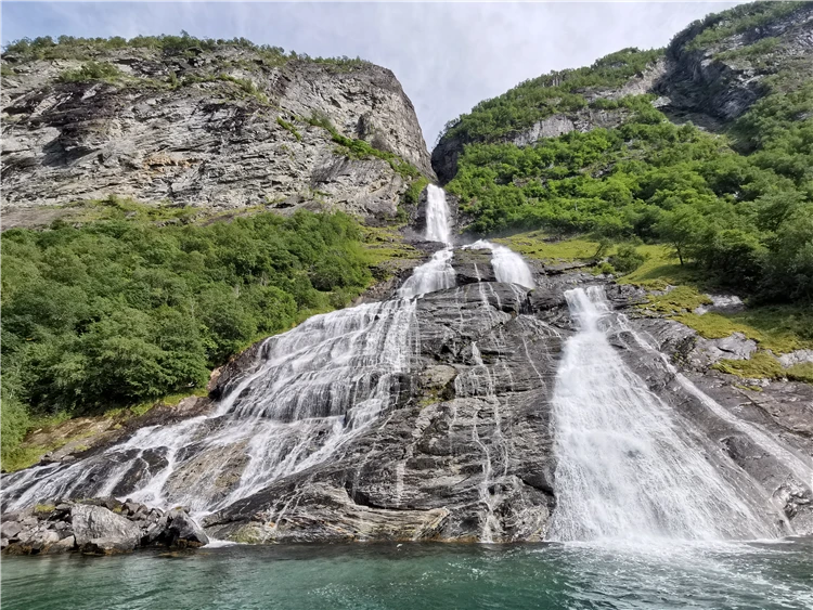Norská příroda s fjordem a skalními stěnami odpoledne | Ztraceni mezi fjordy – okruh Skandinávií