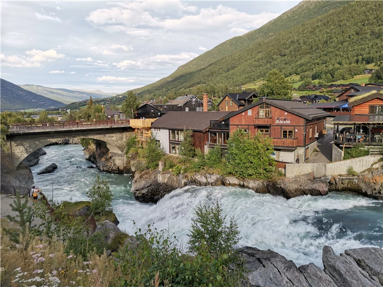 Podvečerní pohled na klidný norský fjord s odrazy hor | Ztraceni mezi fjordy – okruh Skandinávií