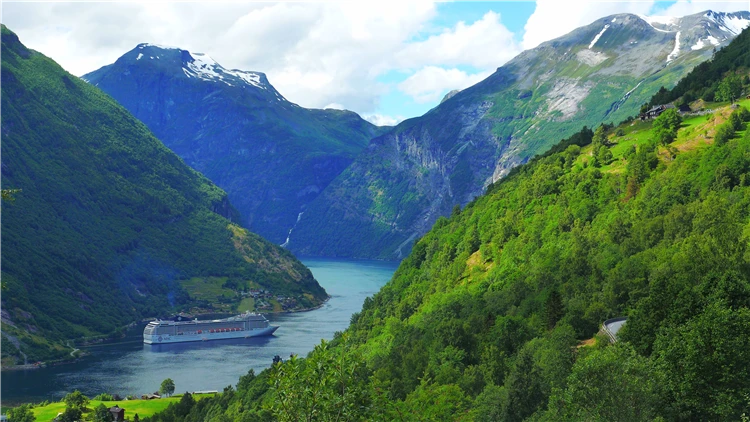 Pohled na fjord Geiranger s tyrkysovou vodou a strmými skalními stěnami | Ztraceni mezi fjordy – okruh Skandinávií