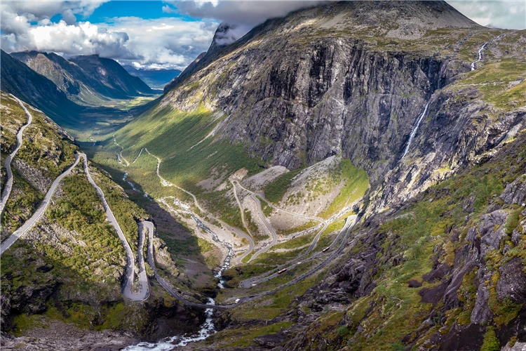 Malebná norská vesnice u fjordu obklopená zelenými horami | Ztraceni mezi fjordy – okruh Skandinávií