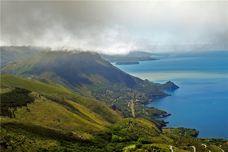 Panorama Maratea s historickým centrem nad mořem | Kalábrie všemi smysly