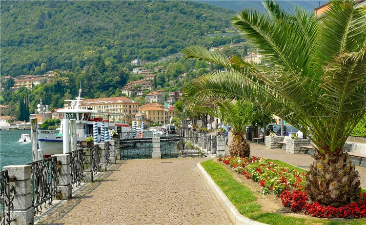 Italská vesnice na břehu jezera v severní Itálii | Za jarní krásou alpských jezer