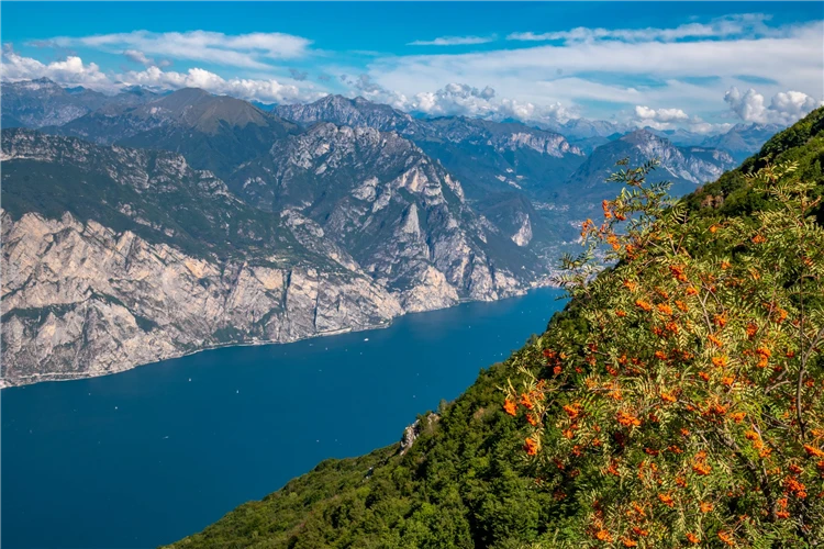 Jezero Lago di Garda obklopené horami a italskou krajinou | Za jarní krásou alpských jezer