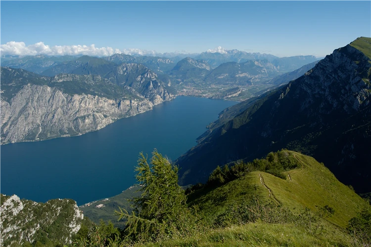 Alpské jezero v severní Itálii v jarním slunci | Za jarní krásou alpských jezer