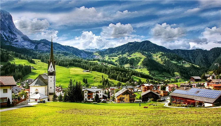 Kostel sv. Leonharda v tyrolské horské vesnici | Dolomity a jižní Tyrolsko - dobrodružství v srdci přírody