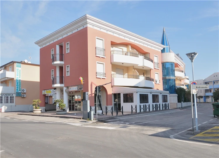 Residence Millennium Bibione – pohled na exteriér apartmánového domu | Bibione / Residence Millennium