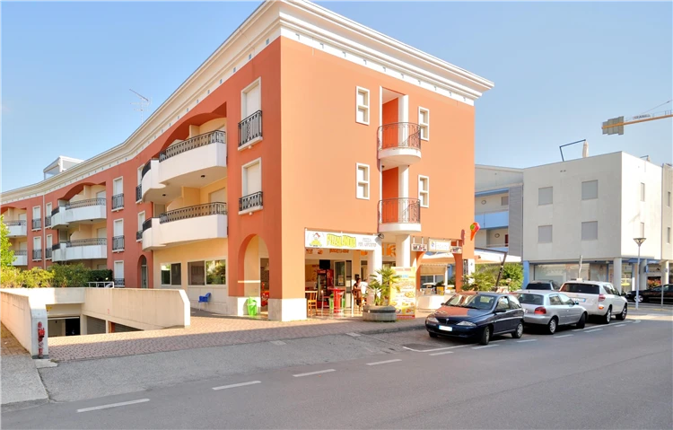 Residence Millennium Bibione – vstupní část a okolí rezidenčního komplexu | Bibione / Residence Millennium