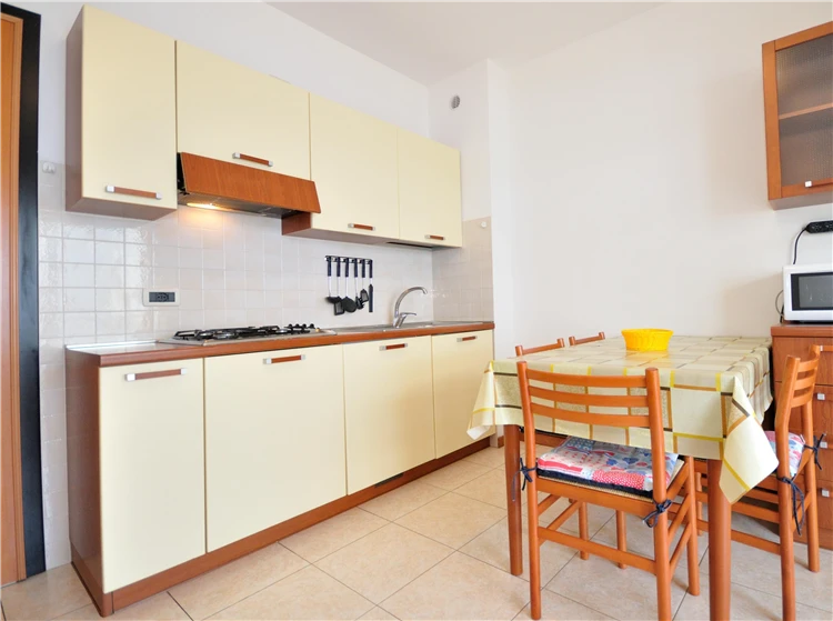 Residence Millennium – venkovní prostory s bazénem a relaxační zónou | Bibione / Residence Millennium