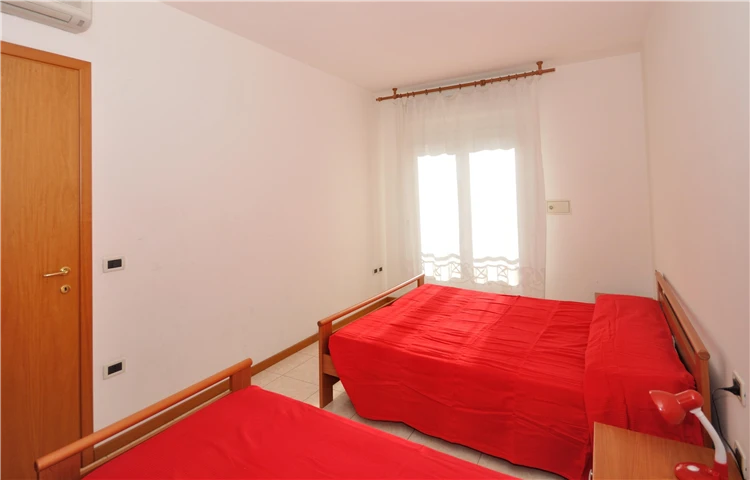 Residence Millennium – venkovní bazén s lehátky v letní sezoně | Bibione / Residence Millennium