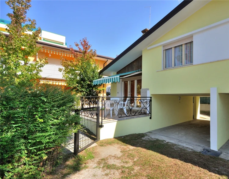 Bazén s lehátky v kempu Villaggio Cassiopea | Bibione / Villaggio Cassiopea