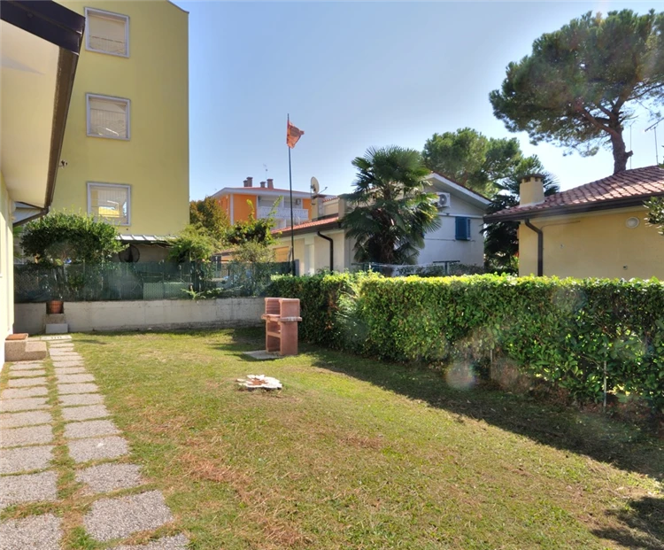 Relaxační zóna u bazénu v kempu Villaggio Cassiopea | Bibione / Villaggio Cassiopea