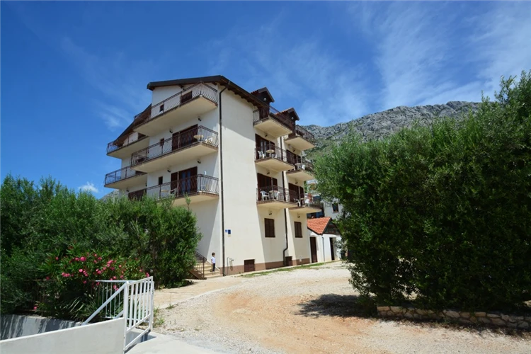 Pension Nemira v Omiši – pohled na ubytování s okolní přírodou | Omiš-Nemira / Pension Nemira