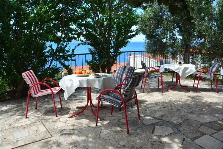 Exteriér Pensionu Nemira v chorvatském Omiši | Omiš-Nemira / Pension Nemira
