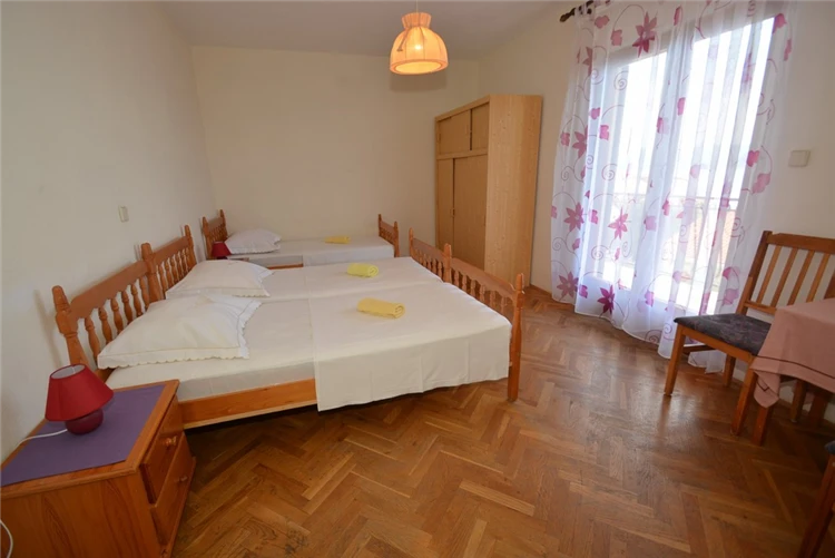 Lůžkový pokoj v Pensionu Nemira s výhledem do okolí | Omiš-Nemira / Pension Nemira