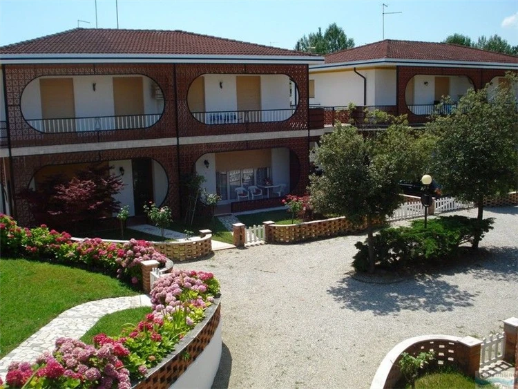 Exteriér vily Fabienne s okolní zahradou | Caorle - Porto Santa Margherita / Vilky Fabienne