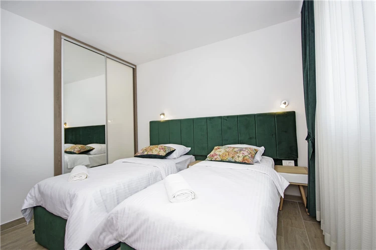 Vstup do apartmánového domu Stella Maris, Promajna | Promajna / Apartmánový dům Stella Maris