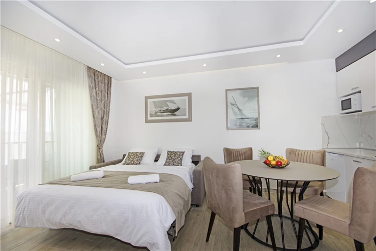 Letní pohled na Stella Maris a okolní zeleň | Promajna / Apartmánový dům Stella Maris