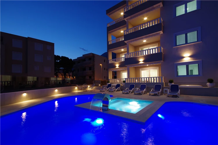 Bazén u apartmánového domu Stella Maris v Promajně | Promajna / Apartmánový dům Stella Maris