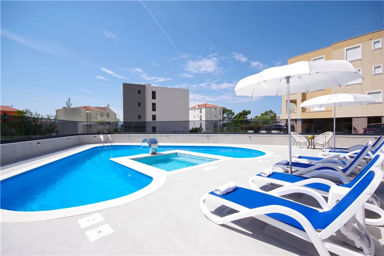 Venkovní bazén Stella Maris s lehátky | Promajna / Apartmánový dům Stella Maris
