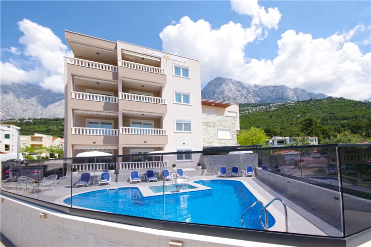Relaxační zóna u bazénu apartmánu Stella Maris | Promajna / Apartmánový dům Stella Maris