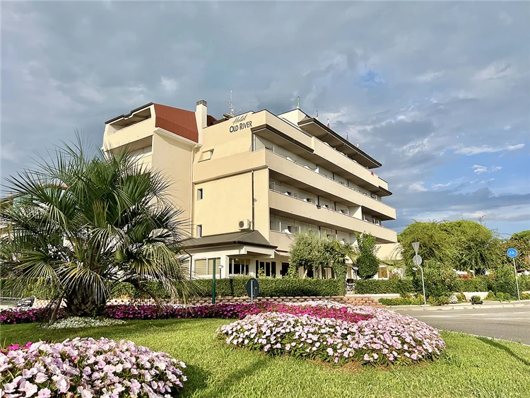 Pohled na hotel Old River v Lignanu | Lignano / Hotel Old River