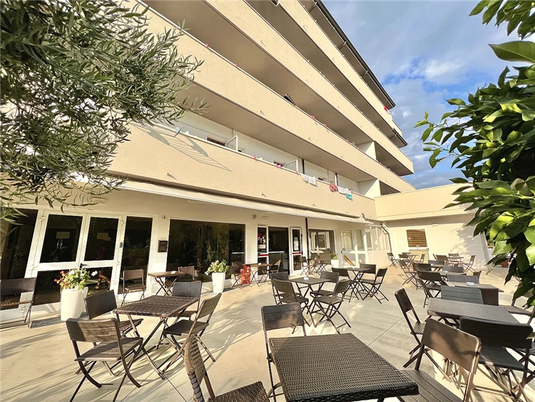 Venkovní terasa hotelu Old River v Lignanu | Lignano / Hotel Old River