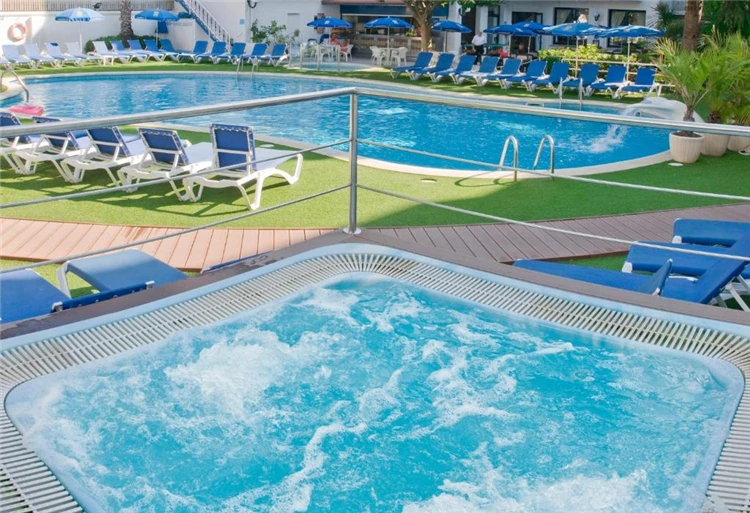 Jacuzzi v areálu hotelu GHT Balmes | Calella / Hotel GHT Balmes