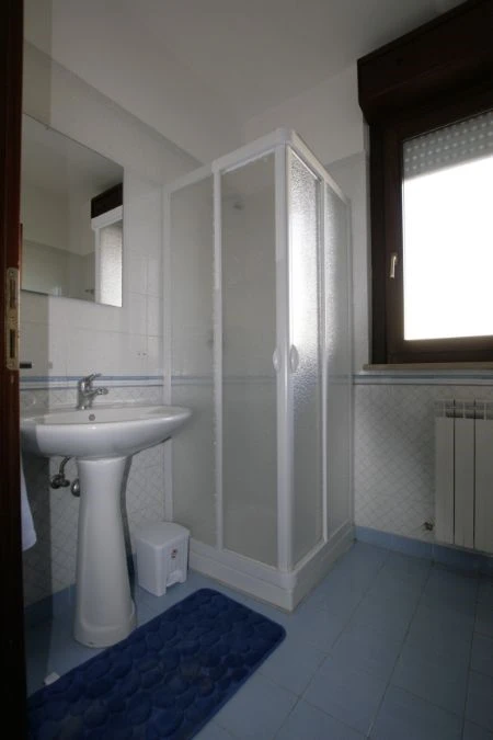 Zahrada Residence Capri s palmami a slunečními lehátky | Villa Rosa / Residence Capri