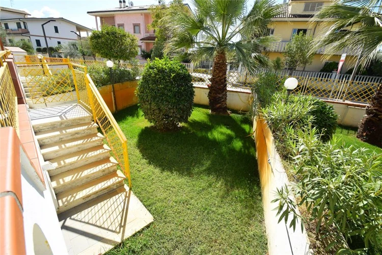 Přístupová cesta k Residence Capri v přírodním prostředí | Villa Rosa / Residence Capri