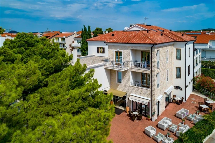 Hotel Nikola Vodice – pohled na budovu | Vodice / hotel Nikola