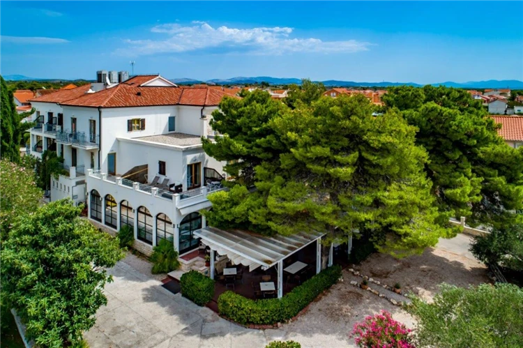 Letecký pohled na hotel Nikola a okolí Vodic | Vodice / hotel Nikola