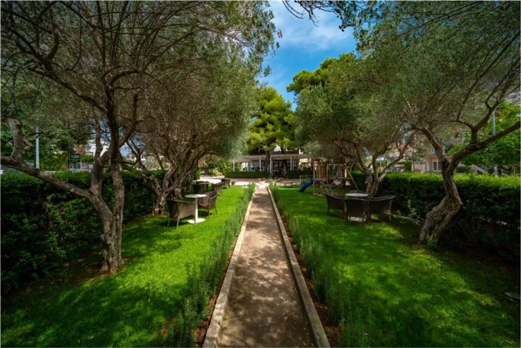 Exteriér hotelu Nikola ve Vodicích při západu slunce | Vodice / hotel Nikola