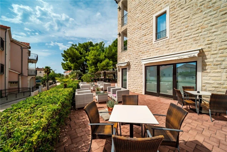 Bazén nebo terasa hotelu Nikola ve Vodicích | Vodice / hotel Nikola