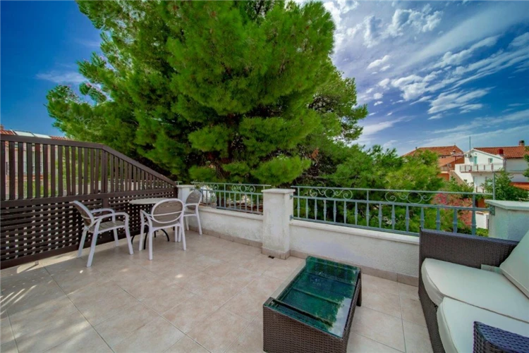 Zahrada nebo okolí hotelu Nikola ve Vodicích | Vodice / hotel Nikola