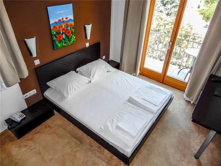 Hotel Nikola Vodice – detail nebo areál hotelu | Vodice / hotel Nikola