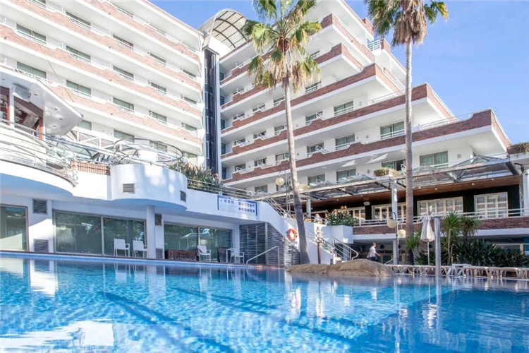 Pohled na hotel Indalo Park ze zahrady | Santa Susanna / Hotel Indalo Park