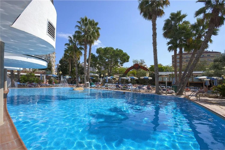 Venkovní bazén a lehátka hotelu Indalo Park | Santa Susanna / Hotel Indalo Park