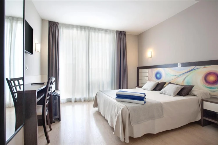 Světlý pokoj s postelemi v hotelu Indalo Park | Santa Susanna / Hotel Indalo Park