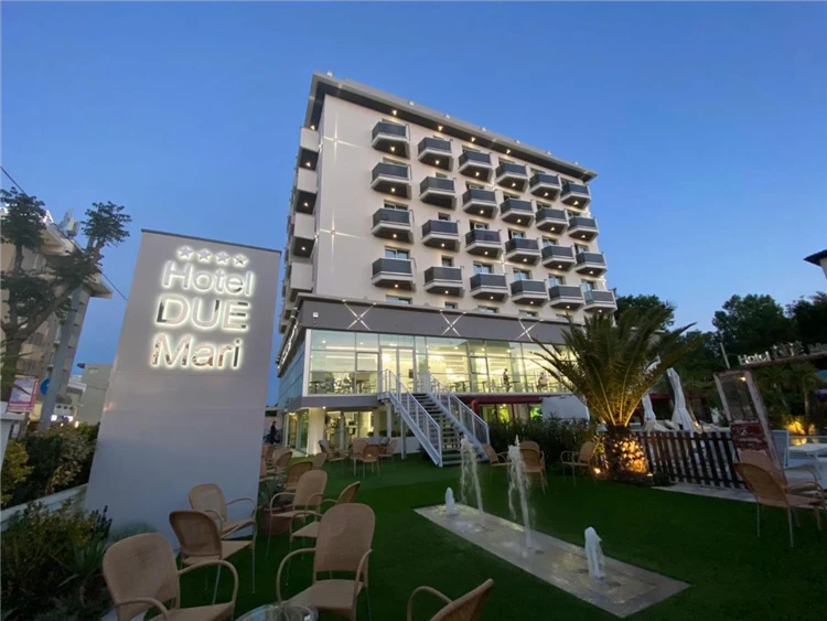 Hotel Due Mari v Rimini – pohled na exteriér hotelu | Rimini / Hotel Due Mari