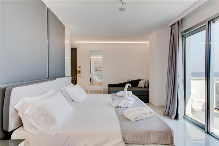 Bazén a terasa hotelu Due Mari v Rimini | Rimini / Hotel Due Mari