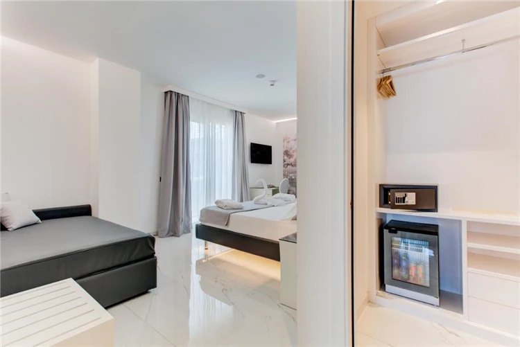 Relaxační zóna u bazénu hotelu Due Mari | Rimini / Hotel Due Mari