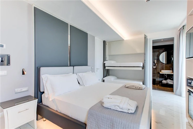 Lehátka a slunečníky na pláži u Due Mari | Rimini / Hotel Due Mari