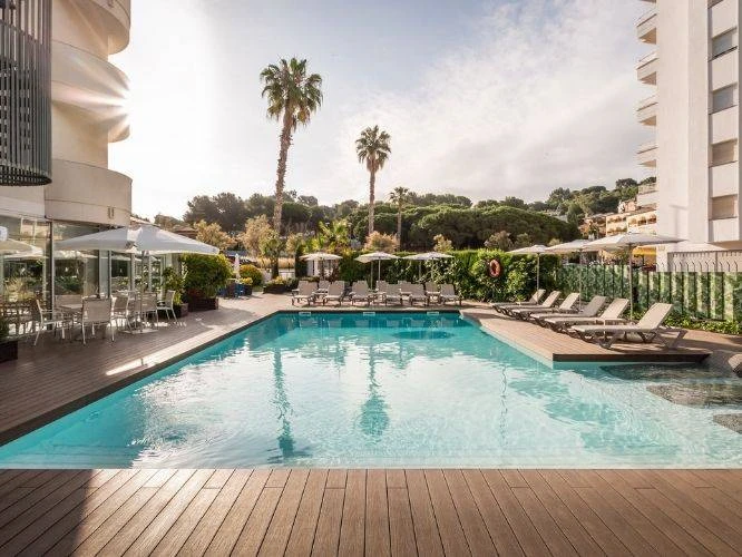 Venkovní bazén hotelu Alegria Fenals Mar | Lloret de Mar / Hotel Alegria Fenals Mar