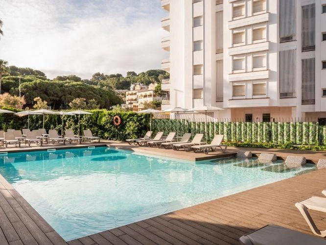 Bazén s lehátky v hotelu Alegria Fenals Mar | Lloret de Mar / Hotel Alegria Fenals Mar