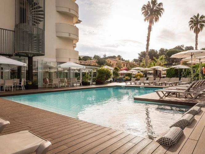 Relaxační zóna u bazénu hotelu Alegria Fenals Mar | Lloret de Mar / Hotel Alegria Fenals Mar