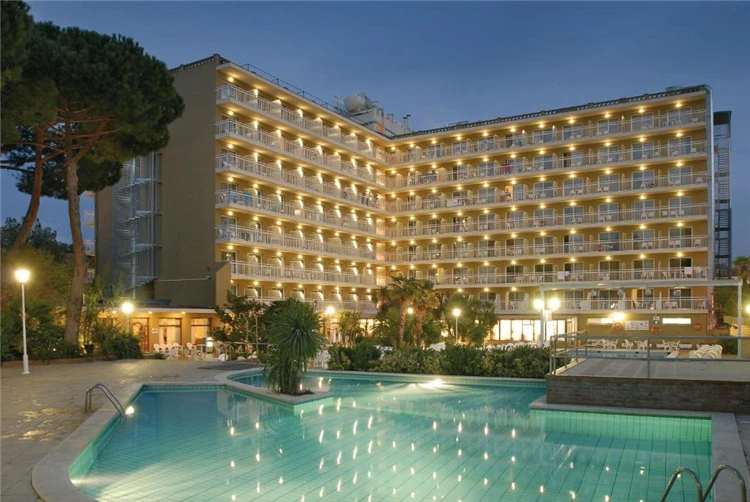 Hotel President v Calelle – pohled na exteriér hotelu | Calella / Hotel President